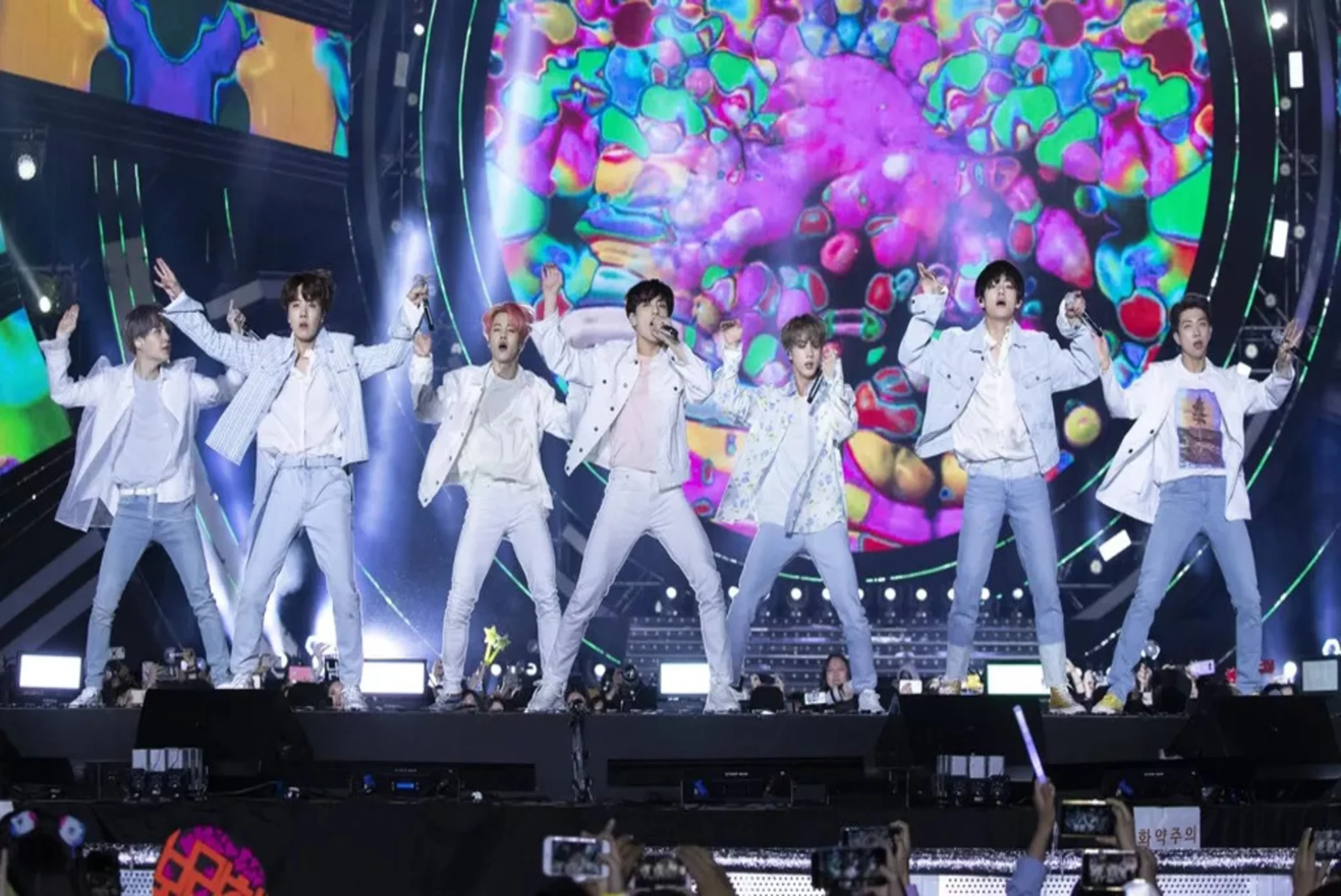 Concert du boys band sud-coréen MCND organisé par light show design